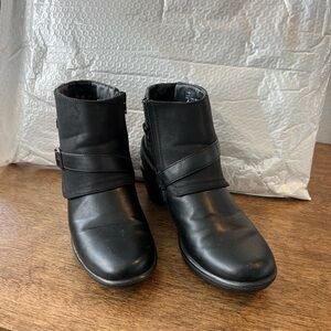 WOMEN’S EASY STREET BLACK ANKLE BOOTS